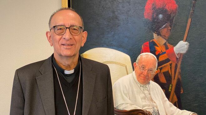 Omella, junto a un retrato del Papa