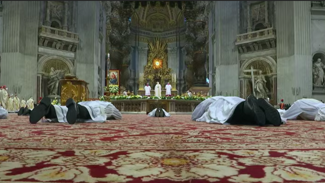 Los nuevos sacerdotes, en oración en el suelo de San Pedro