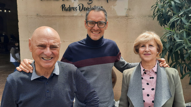 El autor, con sus padres