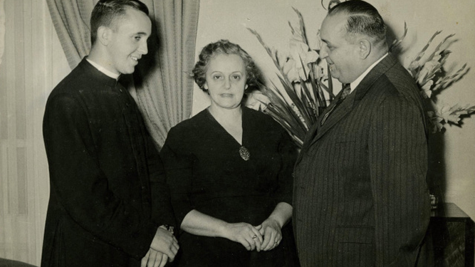 Jorge Bergoglio junto a sus padres