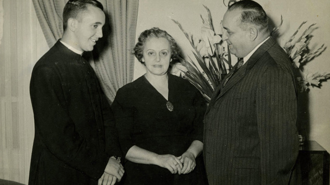 Jorge Bergoglio junto a sus padres, Regina y Mario