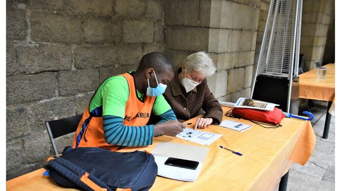 Brahim, estudiando castellano con una persona voluntaria.