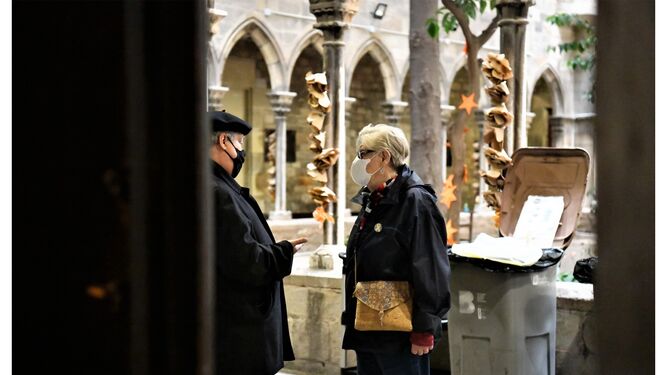 Peio Sánchez y Viqui Molins despachan en el claustro.