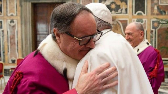 El Papa abraza a Alejandro Arellano
