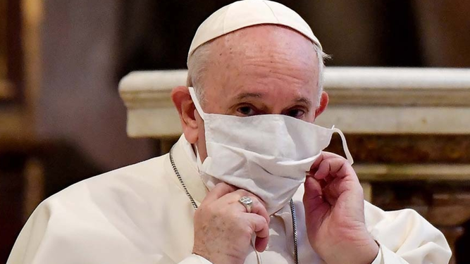 El Papa, con mascarilla