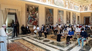 Francisco con los miembros de "Chemin Neuf"