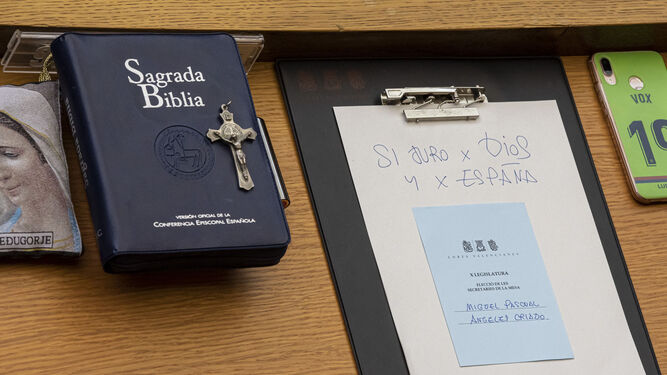 Diputados a las Corts Valencianes que juran sobre la Biblia