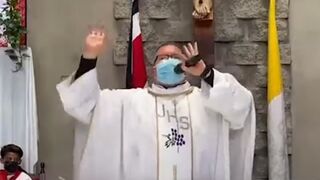 El padre Valverde cantando su éxito