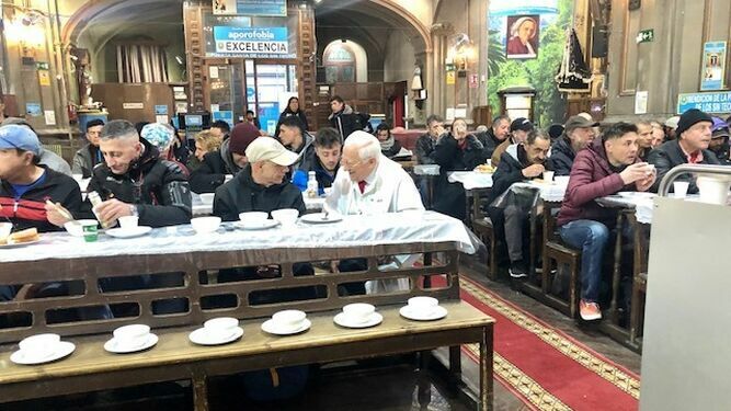 El Padre Ángel desayuna con los sintecho, en una imagen pre-pandemia.
