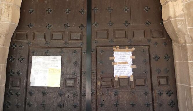 Carta colocada en la puerta de la parroquia