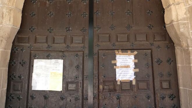 Carta colocada en la puerta de la parroquia