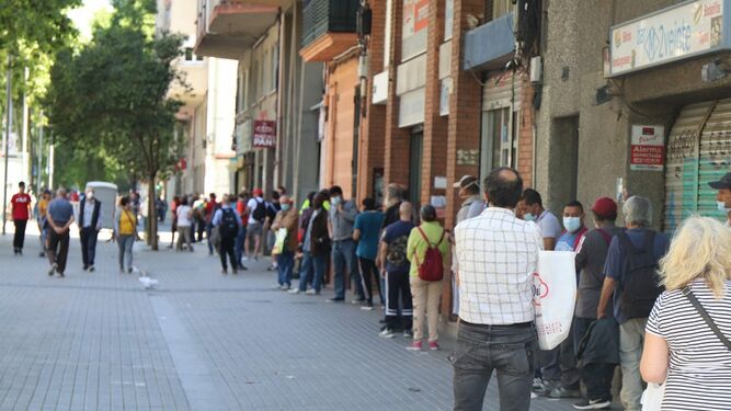 Cola de personas que los xenófobos califican de mantenidas