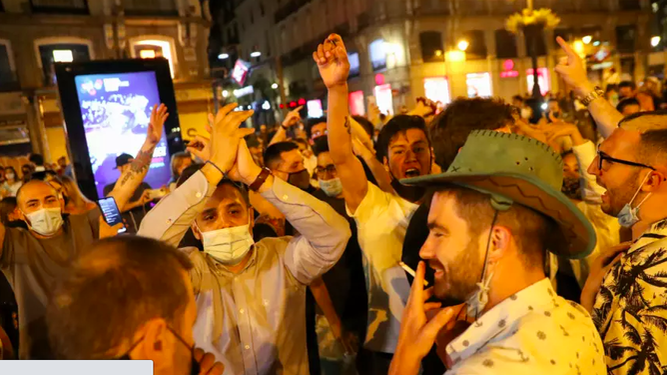 Fiesta por el fin del toque de queda en Madrid