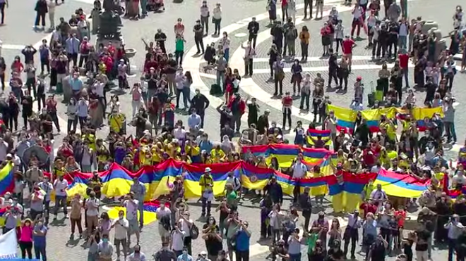 Fieles colombianos, más presentes que nunca en San Pedro