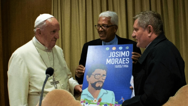 Papa Francisco recibe imagen de padre Josimo