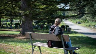 Un sacerdote suizo se casa en su lecho de muerte tras diez treinta años de relación con una monja