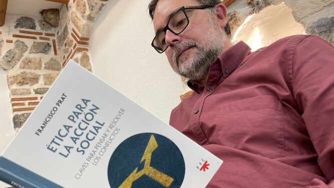 Francisco Prat con un ejemplar de 'Ética para la acción social'.