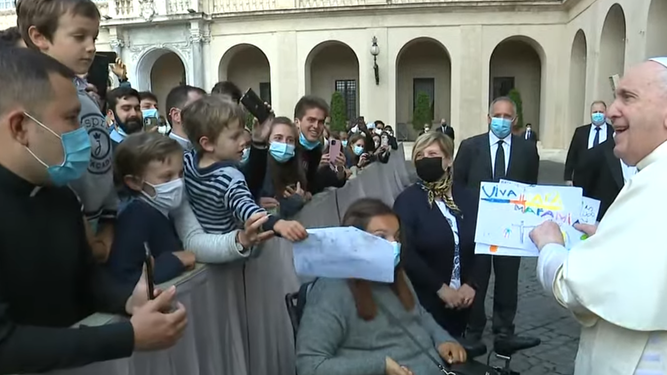 El Papa y los dibujos que le entregan los niños