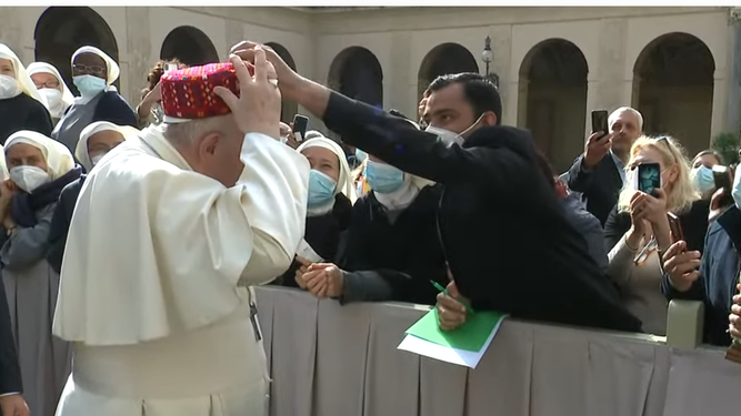El Papa y el gorrito oriental