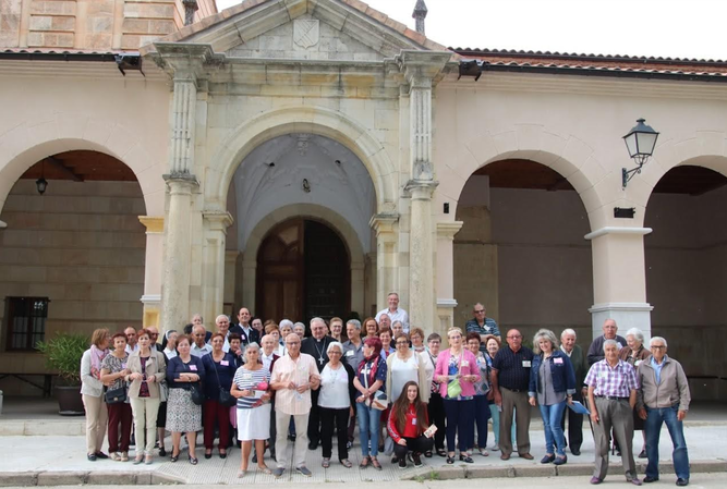 El obispo de Palencia con la gente de uno de sus pueblos antes de la pandemia