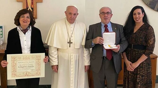 José Luis Mendoza, su esposa María Dolores García y su hija María, junto al papa Francisco