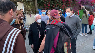 Cañizares visita junto a voluntarios en el campamento de personas sin hogar