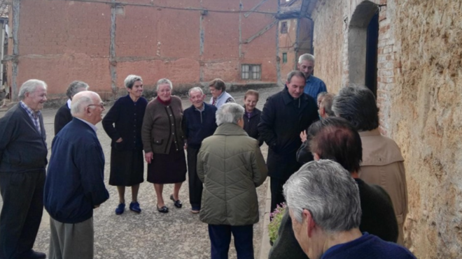 El obispo de Soria en un pueblo antes de la pandemia