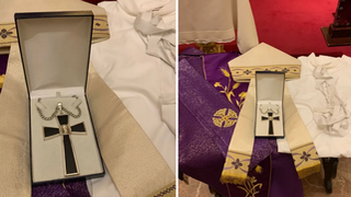 Cruz Pectoral y otros ornamentos