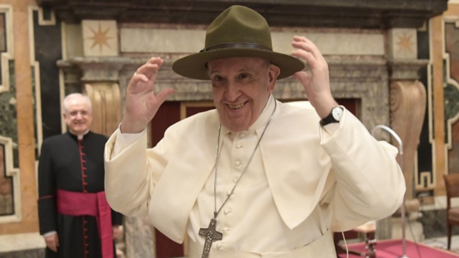 El Papa, con sombrero scout