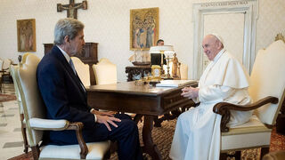 John Forbes Kerry y Francisco hablan del clima