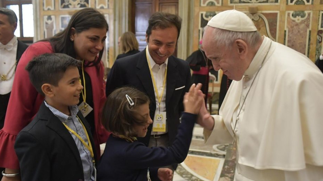 El papa y dos niños de la asociación Meter