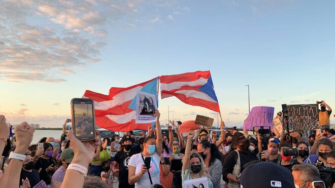 Manifestantes de Puerto Rico contra la violencia de género