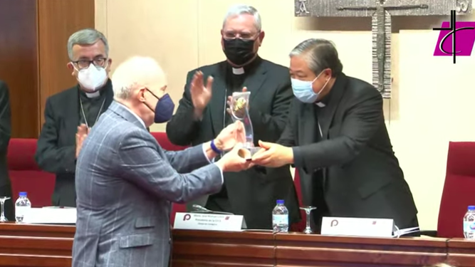 El nuncio entrega el Premio Bravo a García de Cortázar