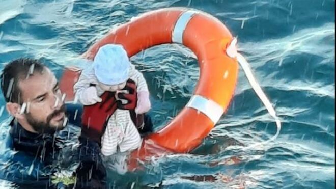 Un Guardia Civil salva la vida de un recién nacido en el Tarajal