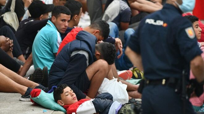 Menores custodiados por la Policía en la frontera