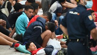 Menores custodiados por la Policía en la frontera