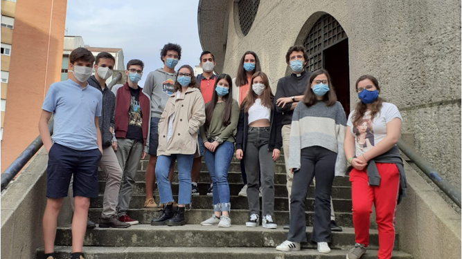 Alberto, con jóvenes de su parroquia de Pontevedra