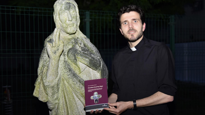 Alberto con su libro