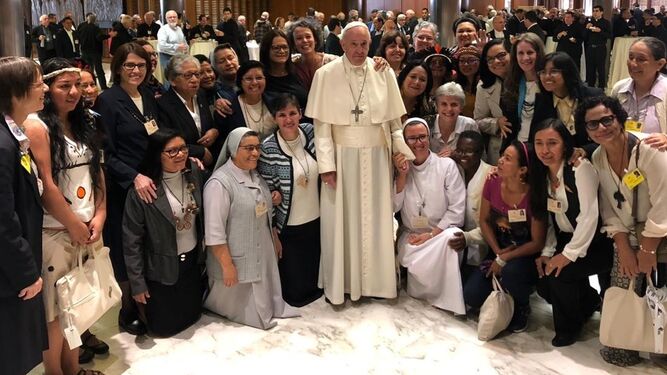 Francisco con las mujeres del Sínodo