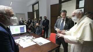 Francisco, durante su visita al Dicasterio de la Comunicación