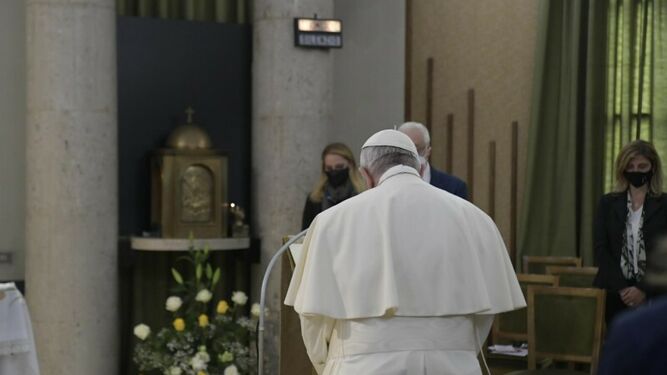 En la capilla donde leyó la Oración para la Comunicación Social y rezó el Ave María.