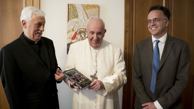 Arturo Sosa SJ. regala un ejemplar del libro a Francisco