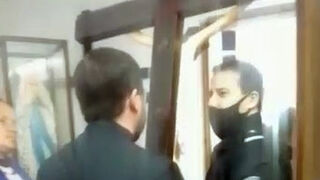 El párroco Andrés Quiroga con la cruz