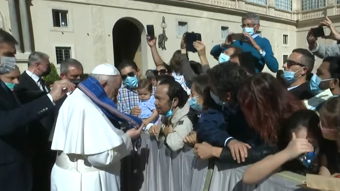 El Papa, con una bufanda