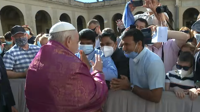 El Papa con un pañuelo indio