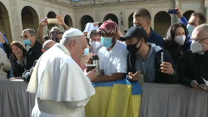 El Papa toma mate en la audiencia