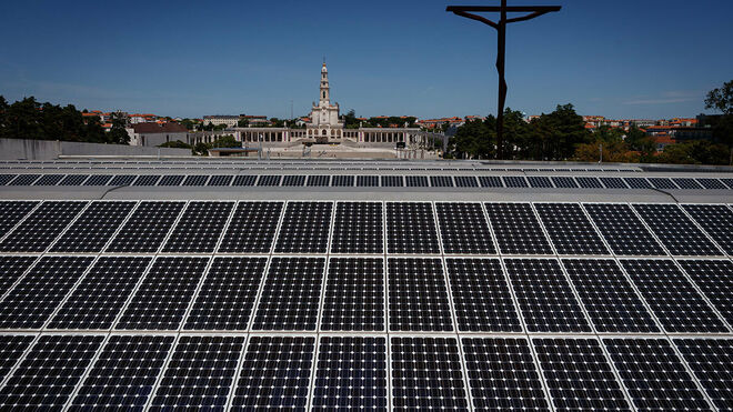 Painéis solares instalados no topo da Basílica da Santíssima Trindade, com vista para a Basílica de Nossa Senhora do Rosário de Fátima. Foto: Luís Oliveira