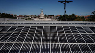 Painéis solares instalados no topo da Basílica da Santíssima Trindade, com vista para a Basílica de Nossa Senhora do Rosário de Fátima. Foto: Luís Oliveira