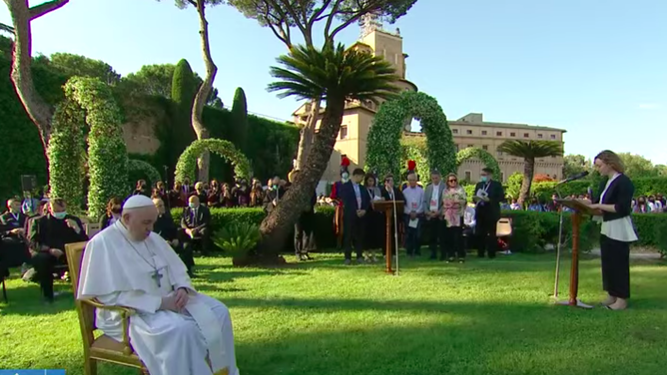 El Papa, durante la oración