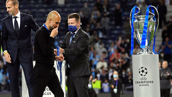 Guardiola besa la medalla de subcampeón de Champions